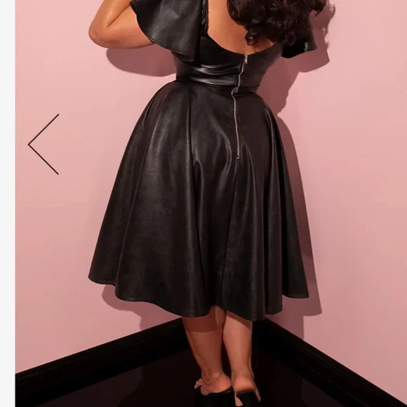 BAD GIRL CIRCLE SKIRT IN VEGAN LEATHER - VIXEN BY MICHELINE PITT - Picture 3 of 9